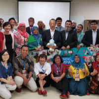 Teachers and officials from Bangladesh, Indonesia and Pakistan together with UNESCO staff and Japanese teachers pose for a group photograph at a workshop held at Funabashi Kibou Junior High School in Tokyo\'s Setagaya Ward last month. | UNESCO / SANTIBHAP USSAVASODHI.