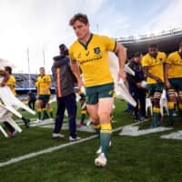 Australia\'s Michael Hooper takes away his chair after a group photo before the captain\'s run in Auckland on Friday, a day before a Bledisloe Cup match against New Zealand. | AFP-JIJI