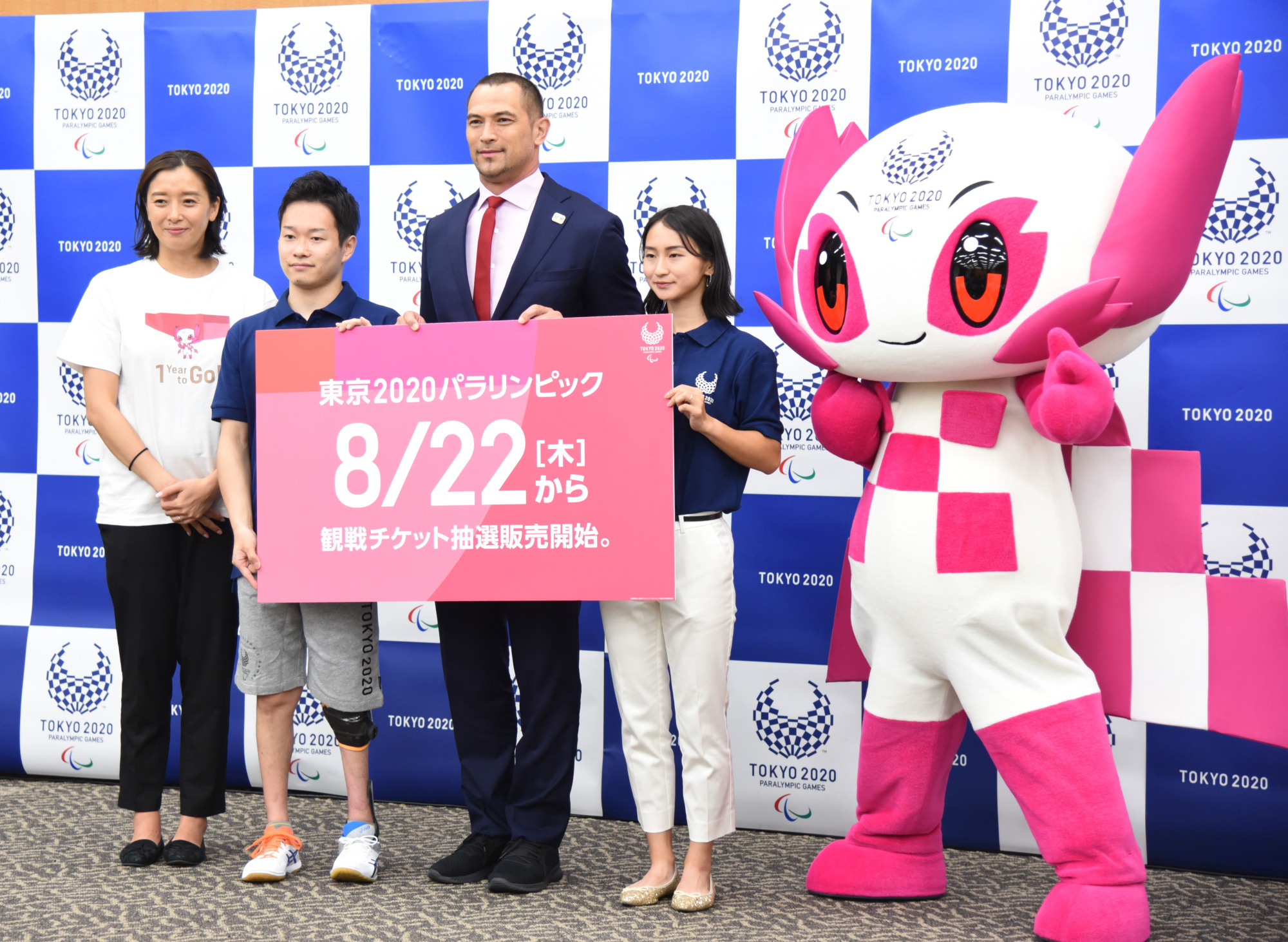 (From left) Olympic swimmer Hanae Ito, para table tennis player Koyo Iwabuchi, 400-meter para runner Sae Shigemoto and Tokyo 2020 sports director Koji Murofushi appear at a news conference promoting the launch of Tokyo 2020 Paralympic ticketing on Tuesday. | DAN ORLOWITZ