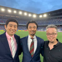 Ben Mabley poses with Akihiro Nomura (left) and former Japan international Kazuyuki Toda during their coverage of the July 27 friendly between Yokohama F. Marinos and Manchester City at Nissan Stadium. | BEN MABLEY