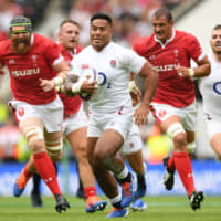 England\'s Manu Tuilagi (center) runs with the ball during a test match against Wales on Sunday. England plays France, Argentina, the United States and Tonga in Pool C in the Rugby World Cup. | AFP-JIJI