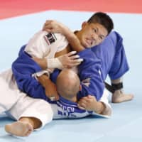 Shohei Ono battles Russia\'s Denis Iartcev in the men\'s 73-kg division semifinals at the World Judo Championships on Tuesday at Nippon Budokan. Ono won the match en route to the 73-kg weight class world title. | KYODO