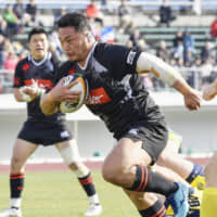 Toyota Verblitz\'s Yusuke Kizu carries the ball in a February match. | KYODO