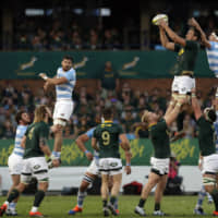 Rynhardt Elstadt (top center) and his South Africa teammates and Guido Petti (with the ball) and his Argentina teammates, seen during a line-out in a Rugby Championship match on Aug. 17 in Pretoria, will experience Japan\'s famous hospitality during the upcoming Rugby World Cup. | AP