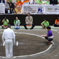 Nana Abe of Team Niigata A (left) and Ria Ishibashi of Team Nagasaki face off Sunday in the final bout of the fifth-grade level of the Wanpaku national championships at Okudo Sogo Sports Center. | CHISATO TANAKA