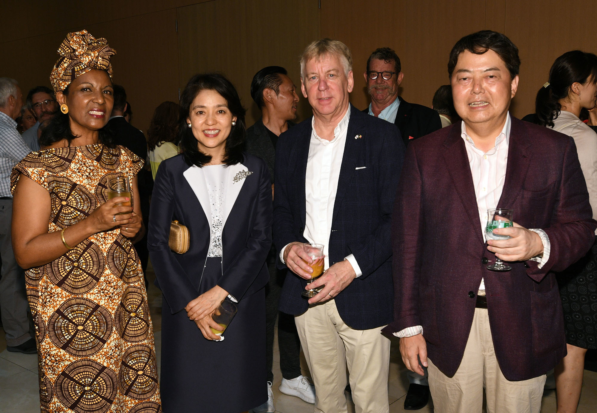 At his farewell reception, Belgian Ambassador Gunther Sleeuwagen (second from right) and his wife, Rahel Zewdie Sleeuwagen (left), pose with Kaori Kono (second from left), wife of Foreign Minister Taro Kono, and Yoshimasa Hayashi, chairman of the Japan-Belgium Parliamentary Friendship League, at the Belgian Embassy on July 28. |  YOSHIAKI MIURA