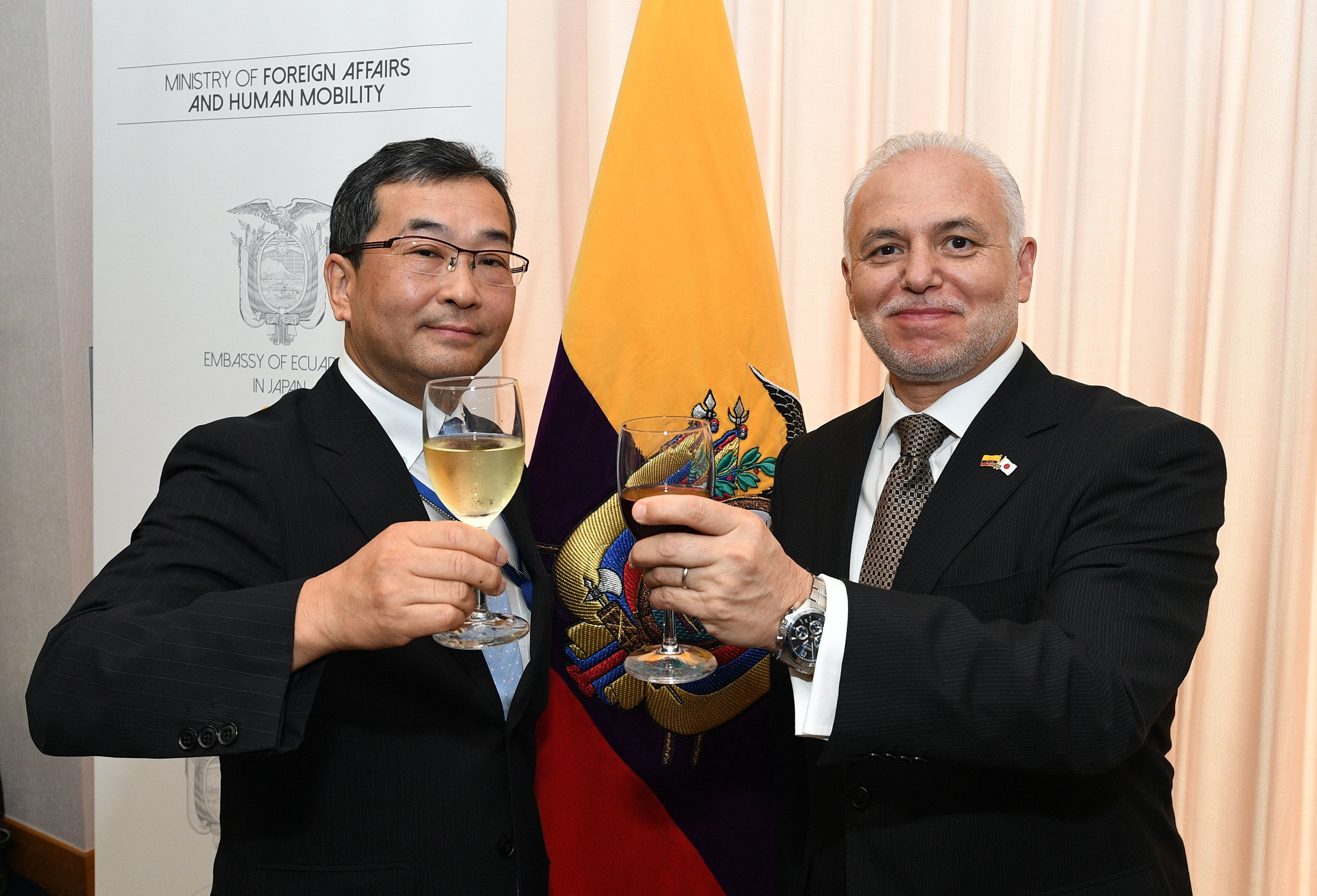 Ecuadorian Ambassador Jaime Barberis (right) poses with Tomoyuki Yoshida, director-general of the Latin American and Caribbean Affairs Bureau, during a ceremony commemorating the 210th anniversary of Ecuadorian independence at the ambassador's residence in Nakameguro on Aug. 14. |  YOSHIAKI MIURA