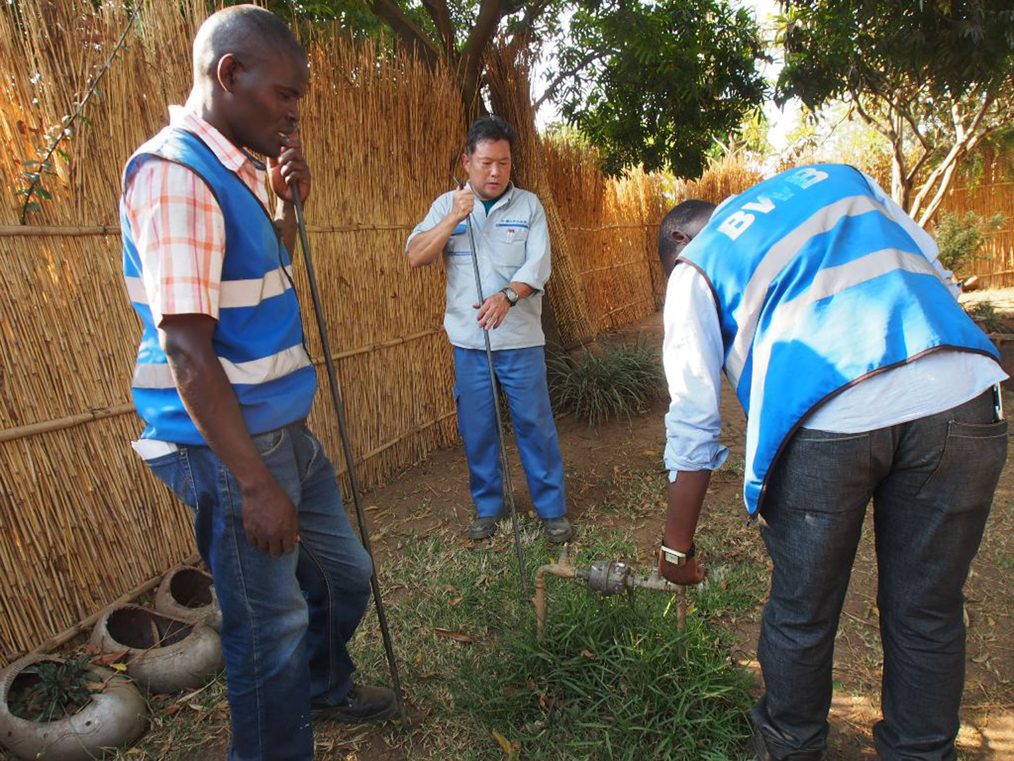 A Yokohama official and his African counterparts conduct a water leakage inspection in the Republic of Malawi. | CITY OF YOKOHAMA