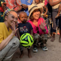 Singer Misia, the honorary ambassador appointed by the Foreign Ministry for The Seventh Tokyo International Conference on African Development (TICAD 7), smiles with a child in Zambia during her trip to the country from late July to early August. | MUDEF