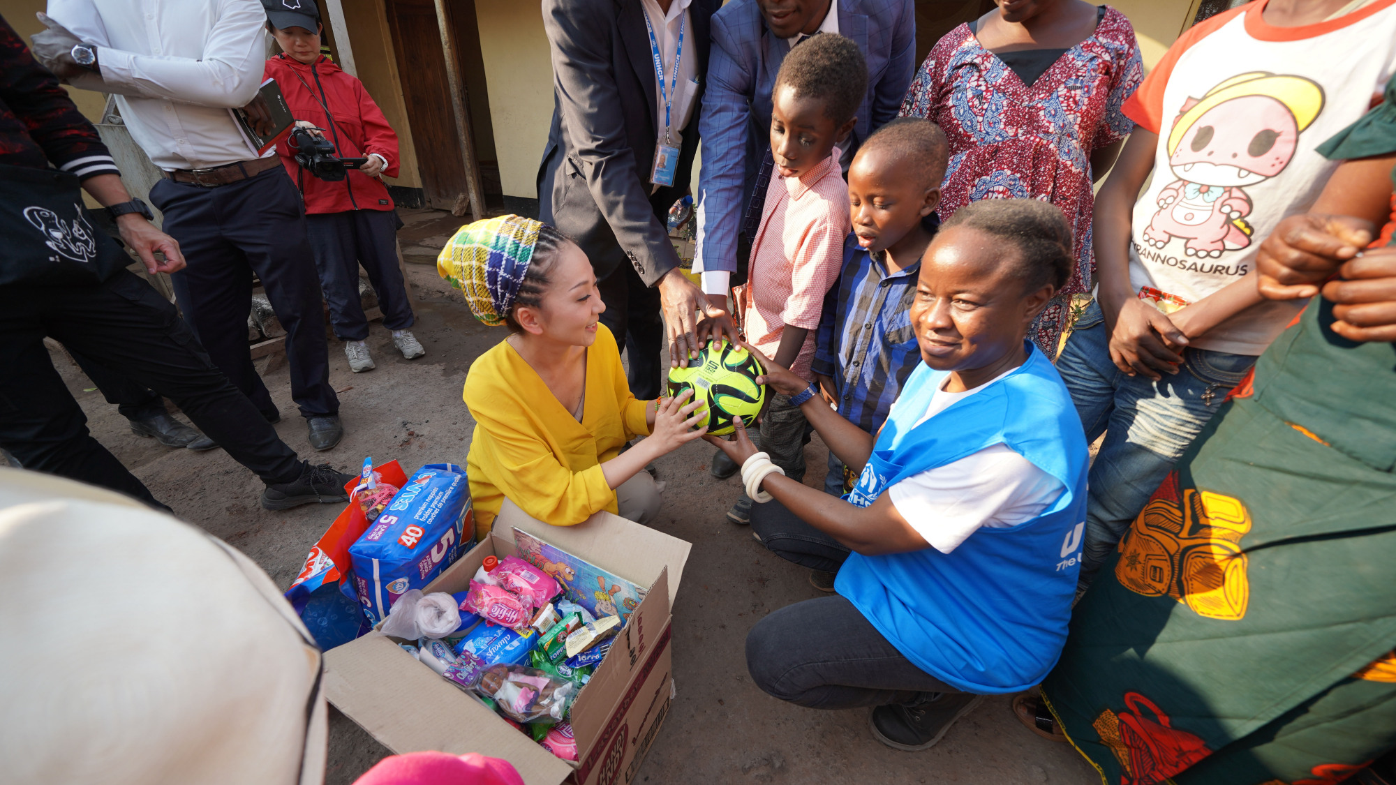 Misia meets with children during her trip to Zambia, where she visited a refugee camp from July 29 to Aug. 5. The singer has traveled to eight African countries in the past decade. | MUDEF