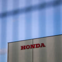 The Honda Motor Co. logo is displayed on the side of its auto plant in Swindon, England, that is due to be shut down in 2021. | BLOOMBERG