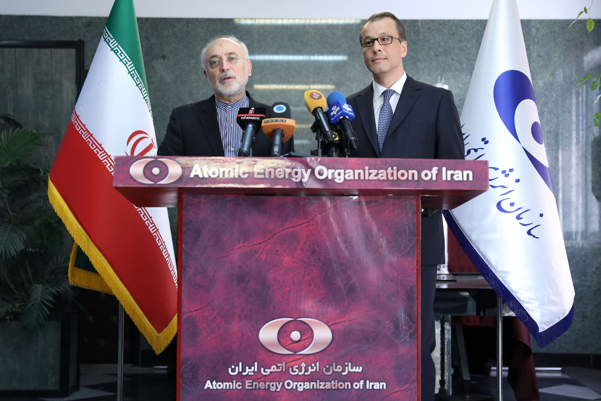 The head of the Atomic Energy Organization of Iran Ali Akbar Salehi (left) and Acting Director-General of the International Atomic Energy Agency (IAEA) Cornel Feruta hold a joint press conference in Tehran Sunday. The IAEA official's visit comes a day after Iran announced its latest step in reducing its commitments to a 2015 nuclear deal. | HO / ATOMIC ENERGY ORGANIZATION OF IRAN / VIA AFP-JIJI