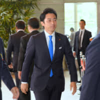 Shinjiro Koizumi, who was named environment minister in Wednesday\'s Cabinet reshuffle, walks into the Prime Minister\'s Office in Tokyo the same day. | SATOKO KAWASAKI