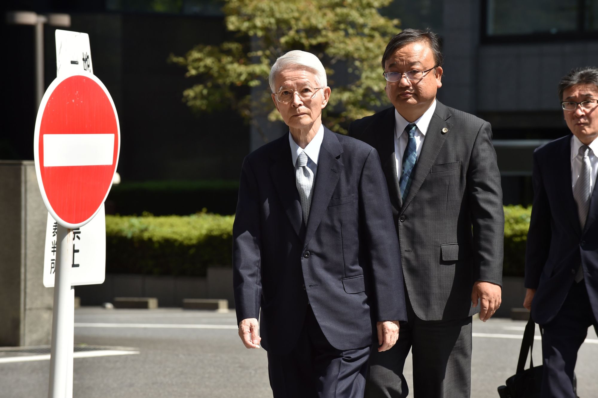 Tsunehisa Katsumata (left), former chairman of Tokyo Electric Power Company Holdings Inc., arrives at the Tokyo District Court in Tokyo on Thursday. | AFP-JIJI