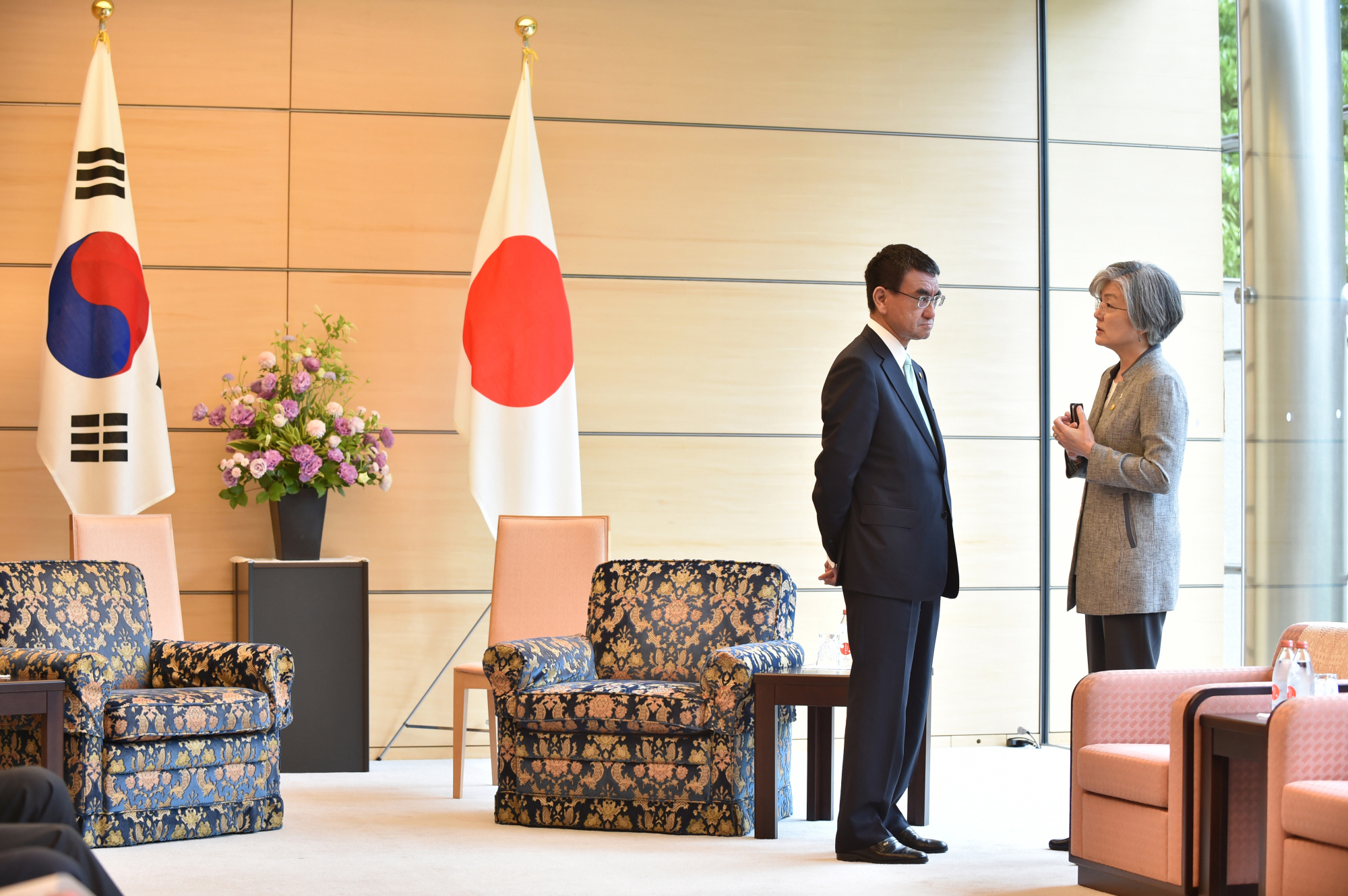 Foreign Minister Taro Kono meets with Kang Kyung-wha, his South Korean counterpart, on May 9, 2018. | VIA BLOOMBERG