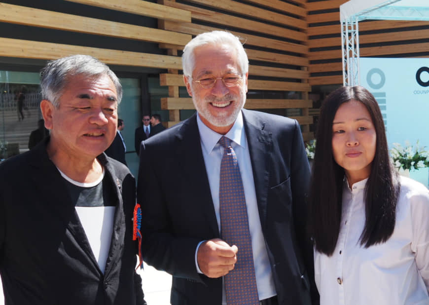 OMM founder Erol Tabanca (center) with Kengo Kuma (left) and Yuki Ikeguchi of Kengo Kuma & Associates | MIO YAMADA