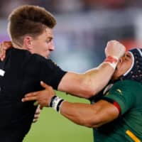 New Zealand\'s Beauden Barrett (left) attempts to run past South Africa\'s Cheslin Kolbe in the teams\' Rugby World Cup opener on Saturday. | AFP-JIJI