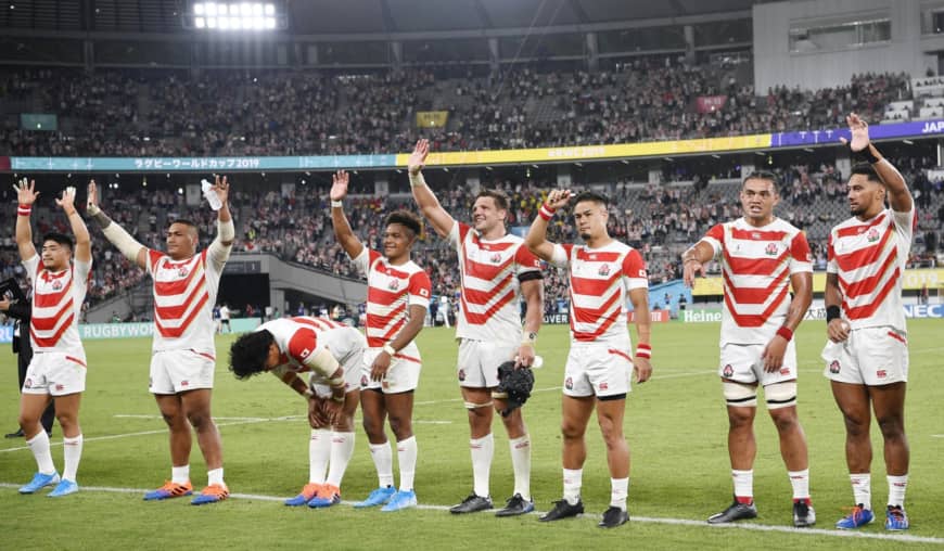 Brave Blossoms players salute the crowd after beating Russia on Friday. | KYODO