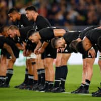 New Zealand\'s players bow to the crowd following their victory over South Africa at the Rugby World Cup on Saturday in Yokohama. | AFP-JIJI