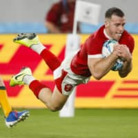 Wales\' Gareth Davies dives to score a try during the 2019 Rugby World Cup Pool D match against Australia at Tokyo Stadium on Sunday. | AFP-JIJI