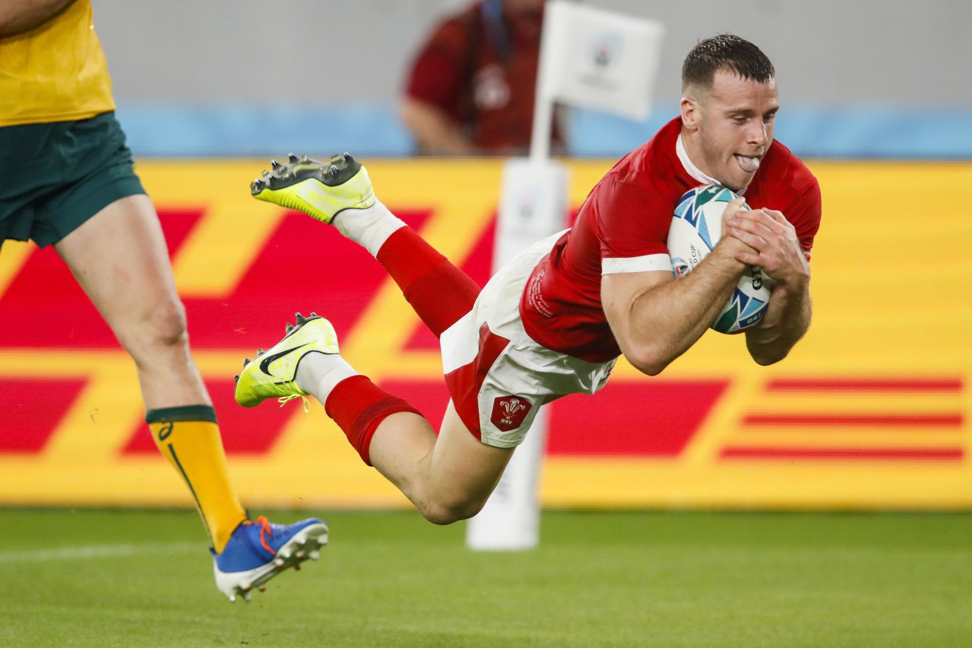 Wales' Gareth Davies dives to score a try during the 2019 Rugby World Cup Pool D match against Australia at Tokyo Stadium on Sunday. | AFP-JIJI