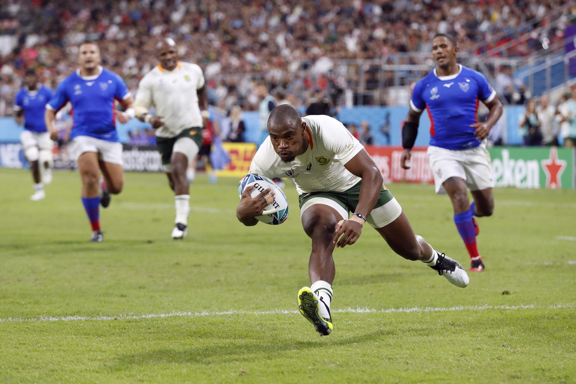 Makazole Mapimpi scores South Africa's seventh try against Namibia in a Rugby World Cup Pool B match on Saturday in Toyota, Aichi Prefecture. | REUTERS