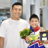 Rikuto Tamai (right), who at just over 13 became Japan\'s youngest national diving champion on Monday, poses with previous record holder and five-time Olympian Ken Terauchi on Monday in Kanazawa. | KYODO