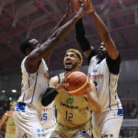 Veteran forward Jeff Ayres, seen playing for the Ryukyu Golden Kings in April, signed with the two-time defending champion Alvark Tokyo during the offseason. Ayres, a former NBA player, last suited up for the Alvark in the 2016-17 campaign. | B. LEAGUE