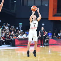 Alvark guard Seiya Ando puts up a floater in Sunday\'s game. | ALVARK TOKYO
