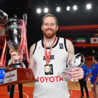 Alvark center Alex Kirk poses for a photo after collecting the tournament MVP award | ALVARK TOKYO
