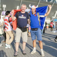 Antoine Casier (right) and his father came all the way from Lille, France, to enjoy Rugby World Cup experiences. | KAZ NAGATSUKA