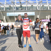 South Africans Lisa and Peter Gerbrands are happy to visit Japan for the first time for the Rugby World Cup. | KAZ NAGATSUKA