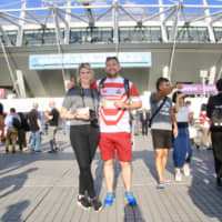 South Africans Lisa and Peter Gerbrands are happy to visit Japan for the first time for the Rugby World Cup. | KAZ NAGATSUKA