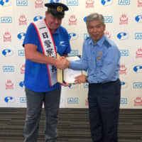 All Blacks head coach Steve Hansen shakes hands with Beppu Chief of Police Yufumi Sato as he is named as one-day chief of police for the Oita Prefecture city on Thursday. | REUTERS