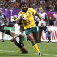 Australia\'s Marika Koroibete scores the Wallabies\' sixth try against Fiji in a Rugby World Cup Pool D match on Saturday at Sapporo Dome. | REUTERS