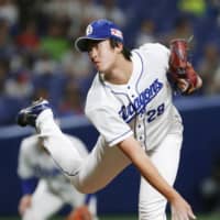The Dragons\' Kodai Umetsu pitches against the Swallows on Wednesday night at Nagoya Dome. | KYODO