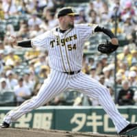 Hanshin starter Randy Messenger, who will retire after this season, pitches against the Chunichi Dragons on Sunday at Koshien Stadium. | KYODO