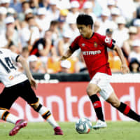 Mallorca\'s Takefusa Kubo moves the ball during his club\'s match against Valencia in the Spanish first division on Sunday in Valencia, Spain. | KYODO