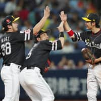 Hawks players celebrate their win over the Buffaloes on Sunday at Kyocera Dome. | KYODO