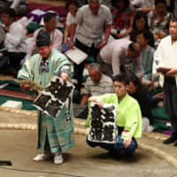 Shikimori Inosuke reads out Saturday\'s matchups during the kaobure ceremony on Friday at Ryogoku Kokugikan. | NIKKAN SPORTS