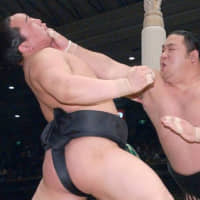 Chiyotaikai (right) shoves out yokozuna Asashoryu to win the 2003 Spring Basho. | KYODO