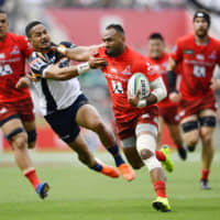 Semisi Masirewa of the Sunwolves scores a try during a Super Rugby game against the Brumbies on June 1 at Prince Chichibu Memorial Stadium.  | KYODO