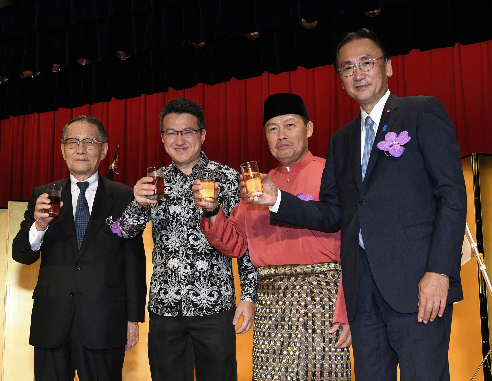 Malaysian Ambassador Dato' Kennedy Jawan (second from right) poses with (from left) Mikio Sasaki, president of the Japan-Malaysia Economic Association; Malaysian Deputy Minister of Defense Liew Chin Tong; and Keiji Furuya, Diet member and chairman of both the Japan-Malaysia Parliamentary Friendship Association and Japan-Malaysia Association, during a reception to celebrate Malaysia's national day at the Imperial Hotel Tokyo on Sept. 16. |   YOSHIAKI MIURA