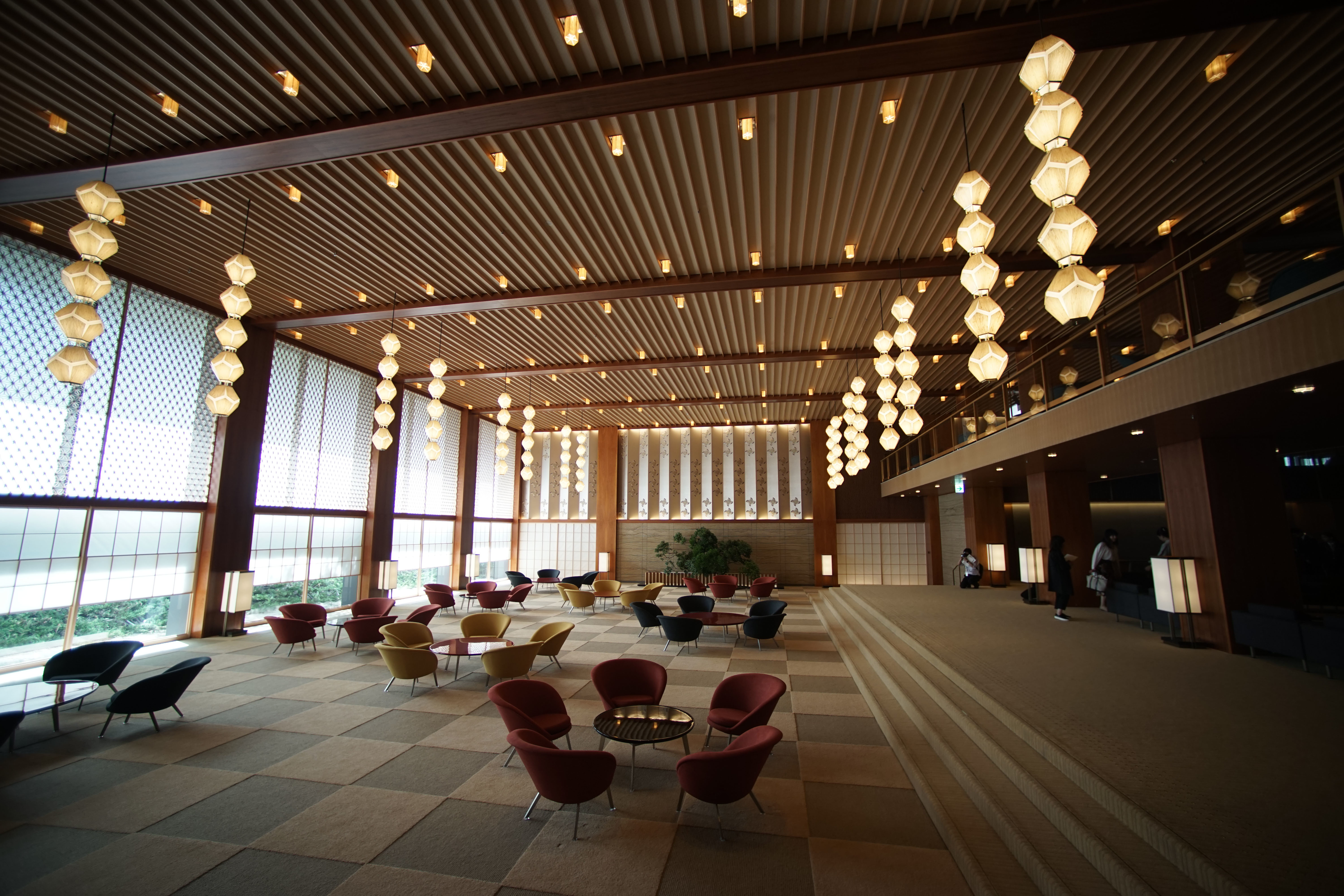 The famed lobby of the Hotel Okura Tokyo, which once hosted politicians, celebrities and famed guests such as Princess Diana and Harrison Ford, is reborn in The Okura Tokyo, which opened its doors to the media on Friday after three years of renovations.  | RYUSEI TAKAHASHI
