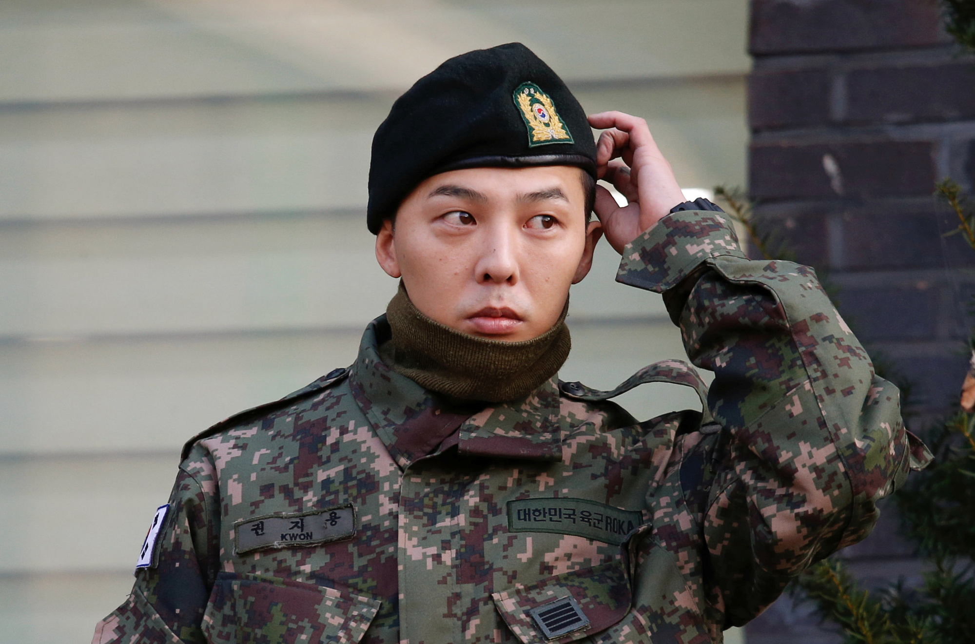 K-pop star G-Dragon, leader of Big Bang, ends military service as fans mob  base - The Japan Times