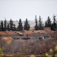 Artillery pieces on the Turkish side of the border with Syria near Akcakale in Sanliurfa province are seen on Tuesday. | AFP-JIJI