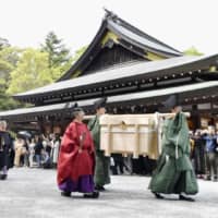 An imperial messenger and other palace officials approach the Grand Shrines of Ise in Mie Prefecture on May 10 to report the dates of enthronement-related ceremonies for Emperor Naruhito. | KYODO