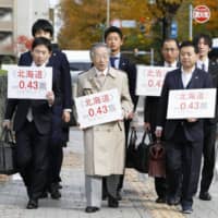 Plaintiffs\' lawyers head to the Sapporo High Court on Thursday for a ruling on the vote-value gap in July\'s Upper House election. | ?¯