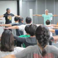 Citizens in synch: Around 180 non-professional dancers have joined Condors dance company for its production \"Bridges to Babylon.\" | NOBUKO TANAKA