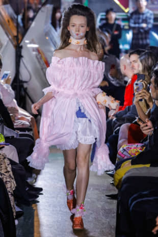 A Jennyfax ensemble, complete with arm cast | © JAPAN FASHION WEEK ORGANIZATION